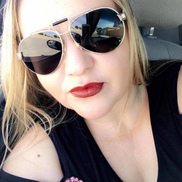 Poshmark profile picture for @nonny